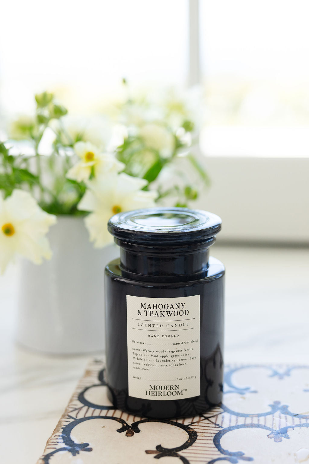 Signature Mahogany & Teakwood 12 oz scented candle